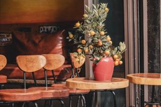 Ambiance cafe : decoration, musique et atmosphere chaleureuse