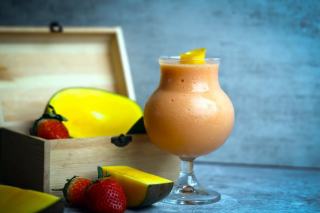 Smoothies et jus frais au cafe : vitamines et fraicheur