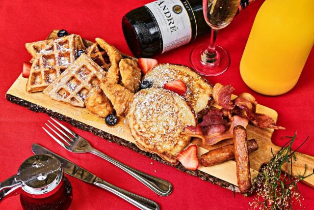 Et si vous twistiez vos cocktails brunch avec une touche de chartreuse ?