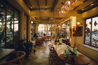 Ambiance café : décoration, musique et atmosphère chaleureuse