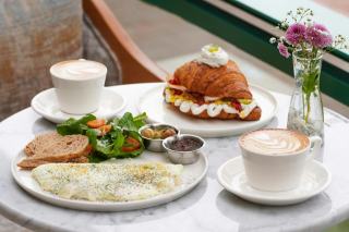 Carte repas au café : dejeuners légers et plats du marche